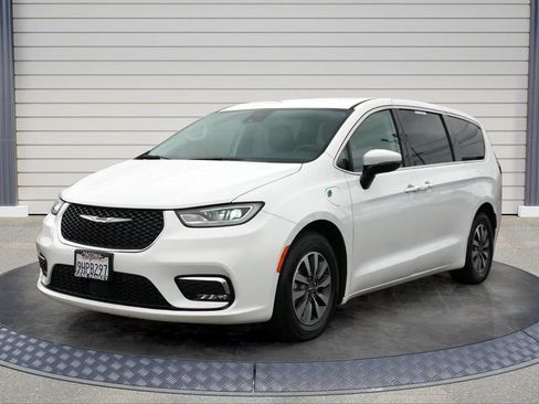 Used 2023 Chrysler Pacifica Touring-L FWD image 3