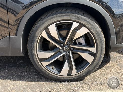 Used 2025 Volvo XC40 B5 Plus image 7