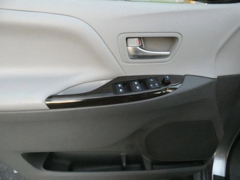 Used 2015 Toyota Sienna XLE image 64