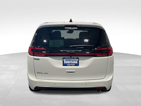 New 2027 Chrysler Pacifica Select FWD image 6
