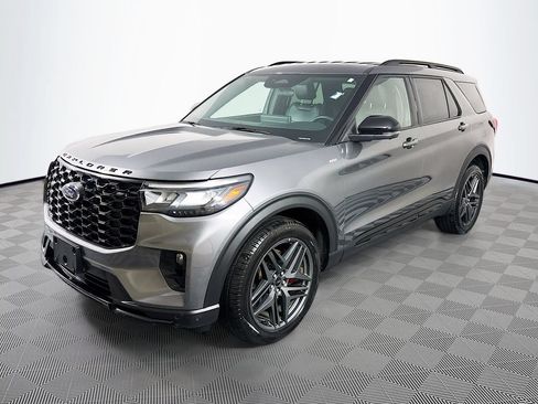 Used 2025 Ford Explorer ST-Line w/ ST-Line Street Pack AWD/4WD image 3
