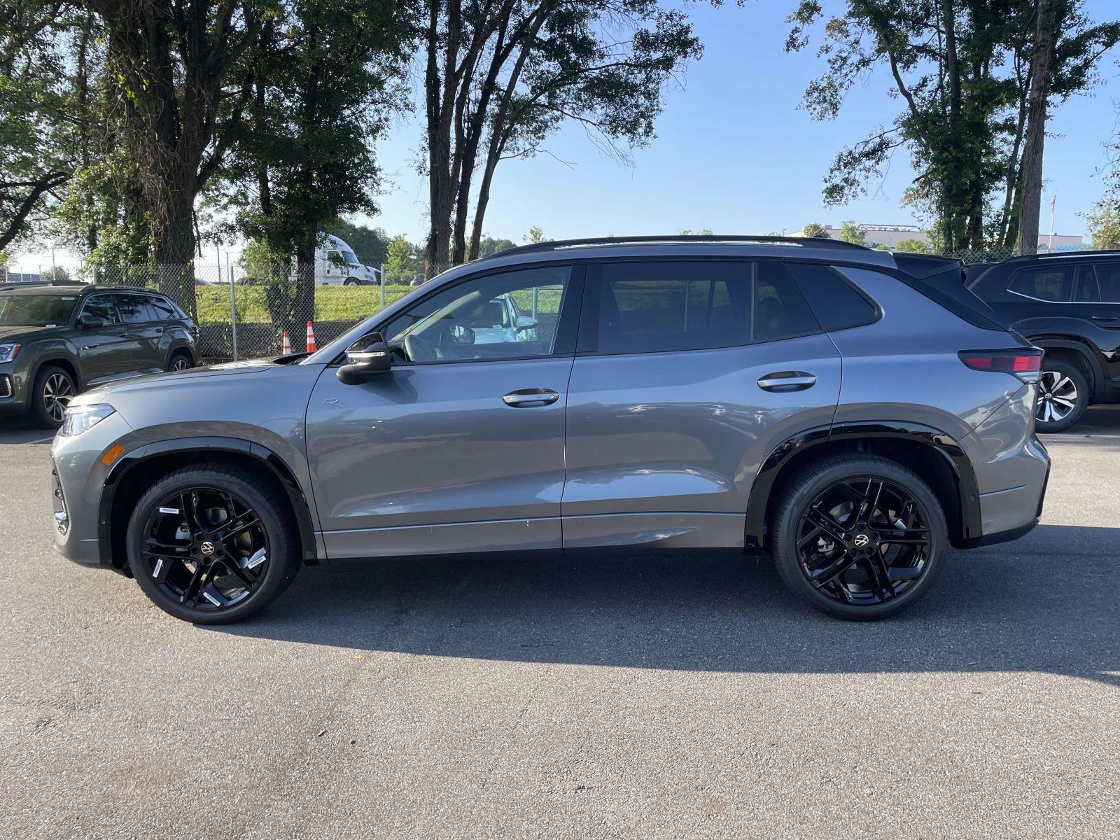 New 2026 Volkswagen Tiguan SE R-Line FWD image 4
