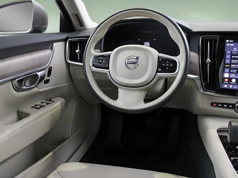 Certified 2023 Volvo S90 B6 Plus w/ Protection Package Premier AWD/4WD image 18