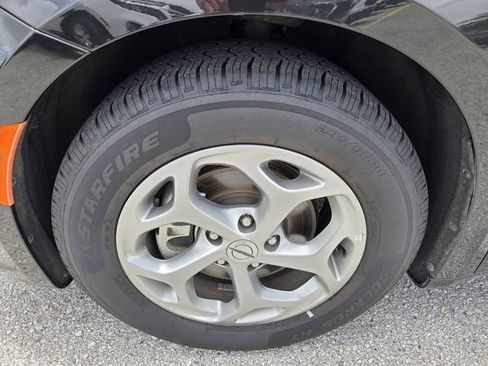 Used 2023 Chrysler Pacifica Limited FWD image 9