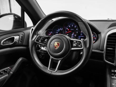 Certified 2018 Porsche Cayenne Platinum Edition image 31