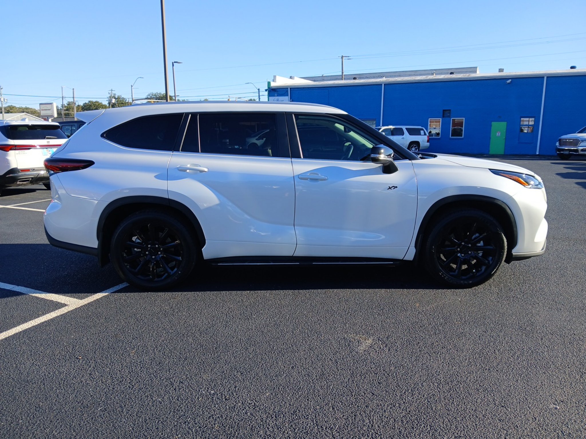 Used 2025 Toyota Highlander XLE FWD image 2