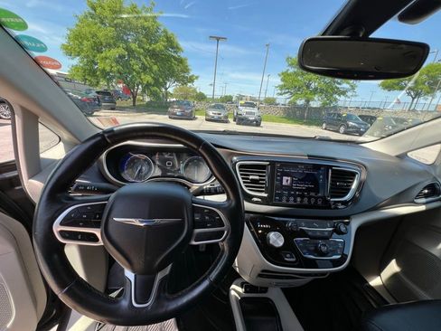 Used 2018 Chrysler Pacifica Touring-L Plus FWD image 42