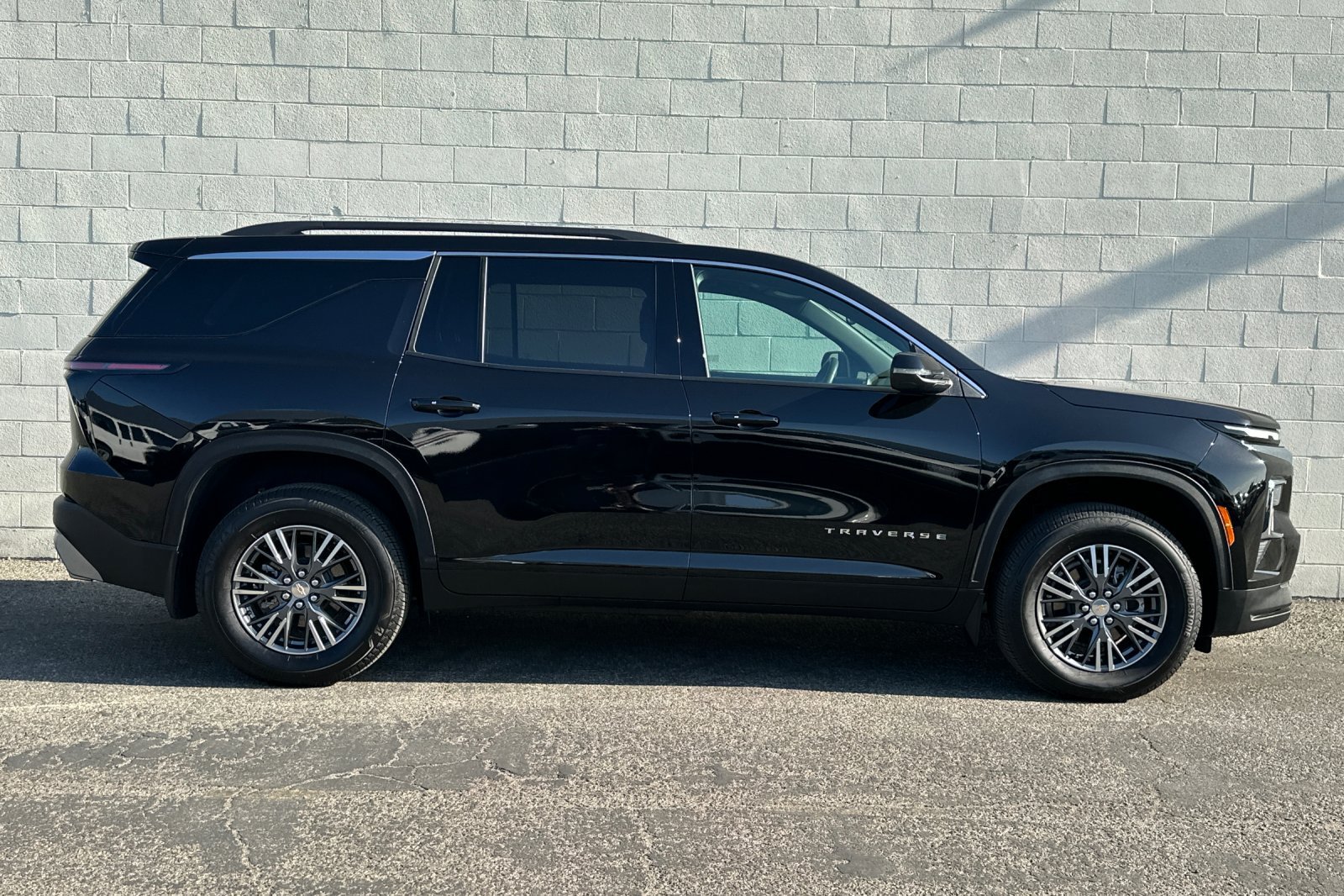 Used 2026 Chevrolet Traverse LT w/ LPO, Floor Liner Package FWD image 3