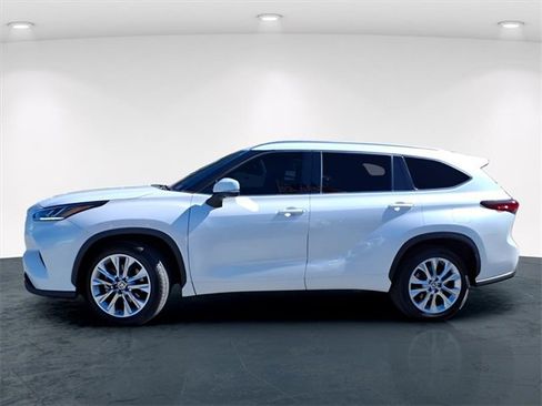 Used 2023 Toyota Highlander Limited image 3