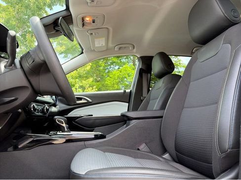 Used 2025 Chevrolet Trax LT FWD image 6