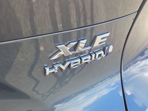 Used 2022 Toyota Venza XLE image 4