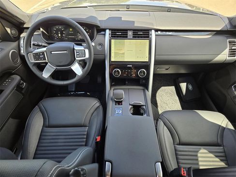 New 2025 Land Rover Discovery S image 8