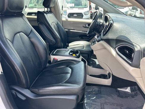 Used 2023 Chrysler Pacifica Touring-L FWD image 19