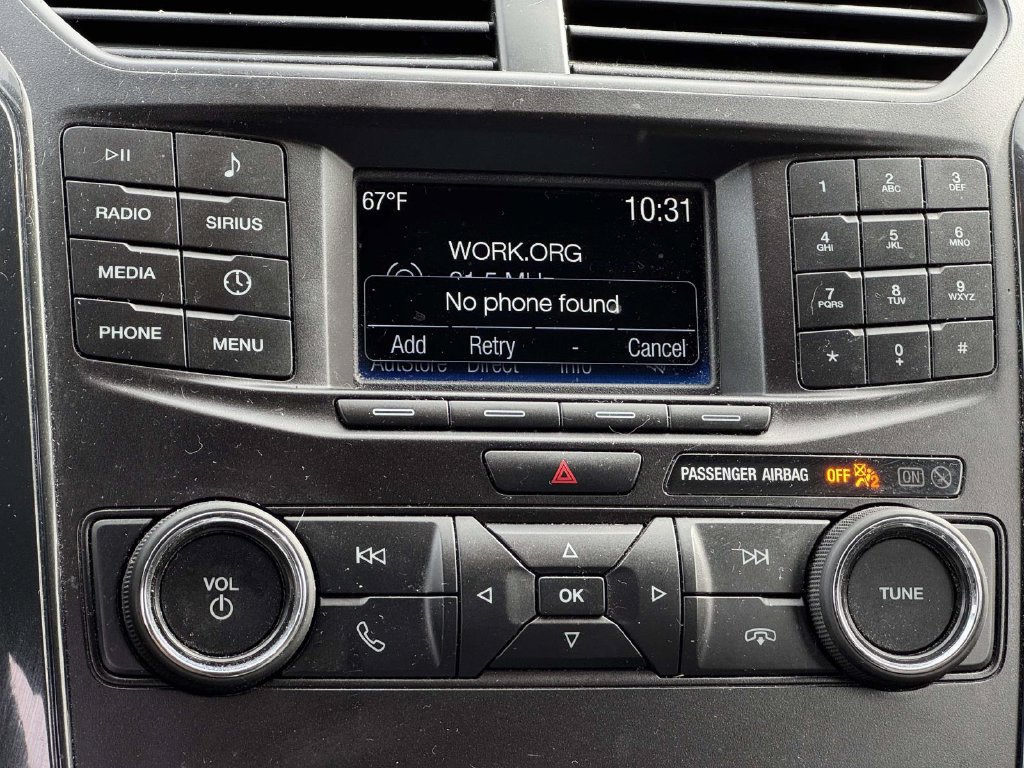 Used 2018 Ford Explorer XLT FWD image 3