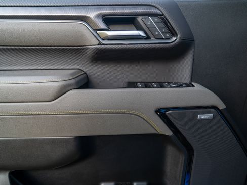 Used 2025 Chevrolet Silverado 1500 ZR2 image 21