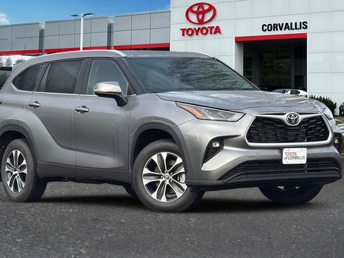 New 2026 Toyota Highlander XLE image 2