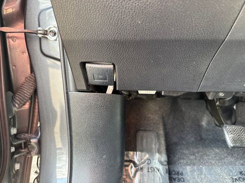 Used 2015 Toyota RAV4 Limited image 32