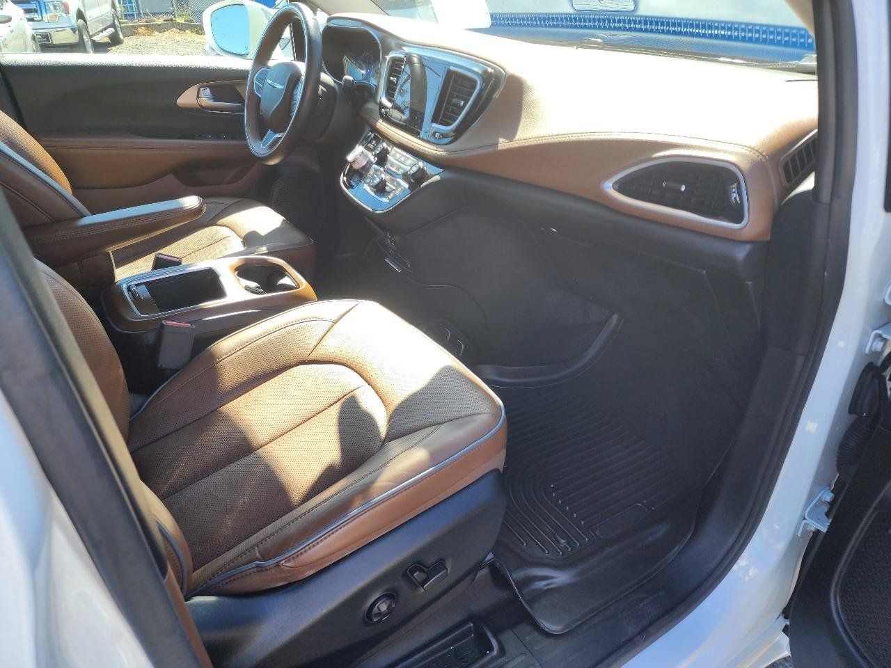 Used 2018 Chrysler Pacifica Limited w/ Advanced Safetytec Group FWD image 33