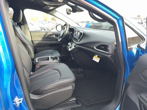 New 2026 Chrysler Pacifica Select w/ S Appearance Package image 23