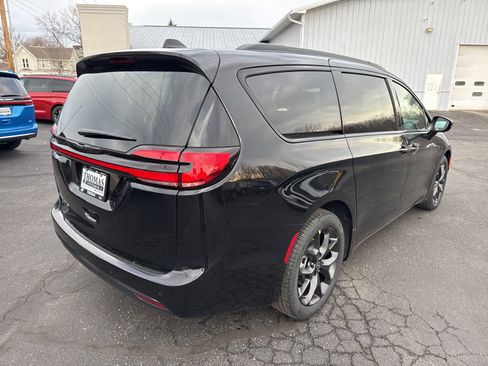 New 2026 Chrysler Pacifica Select image 7