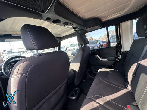 Used 2018 Jeep Wrangler Unlimited Sahara w/ Connectivity Group AWD/4WD image 23