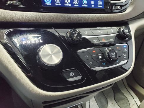 Used 2017 Chrysler Pacifica Touring image 21