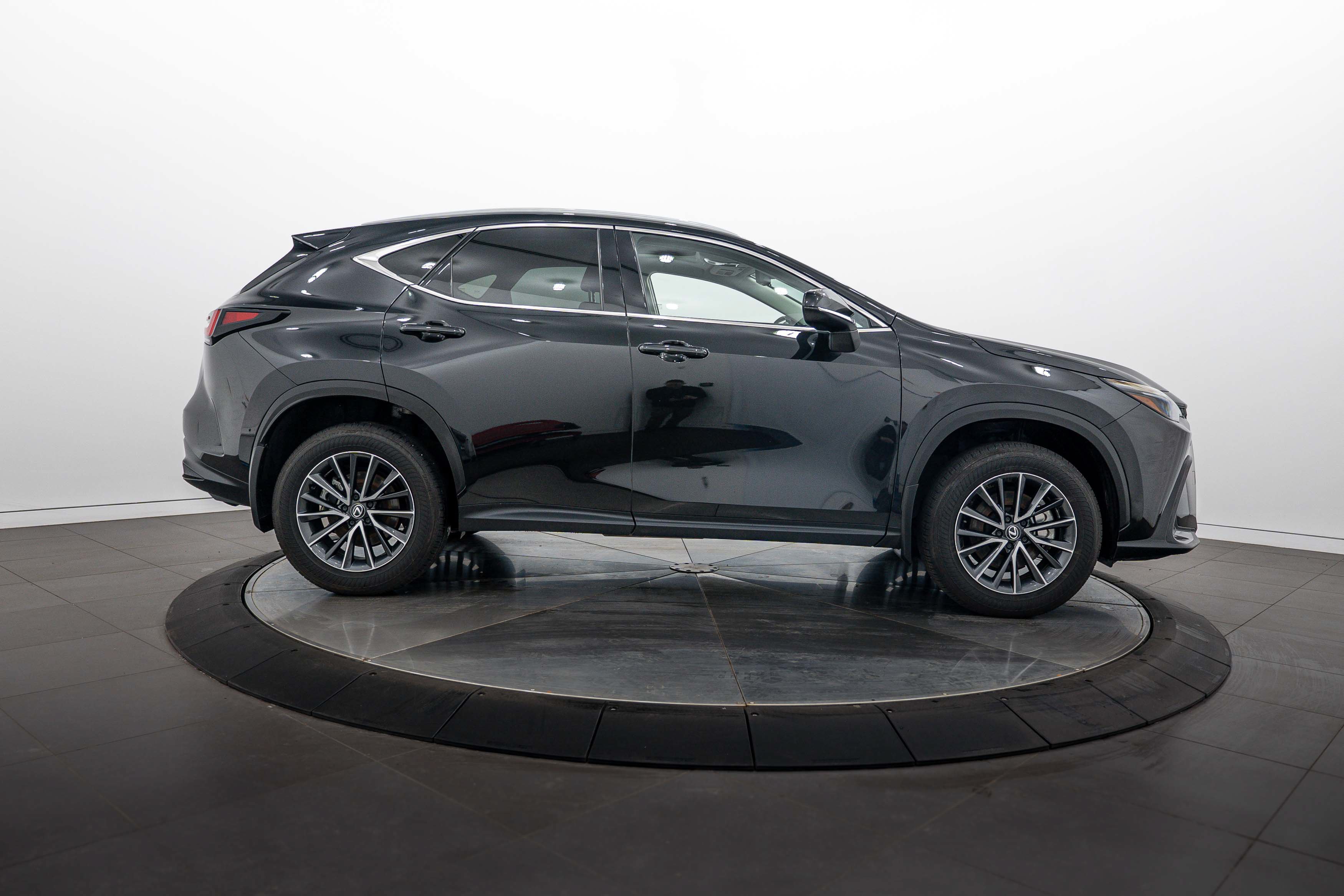 Used 2024 Lexus NX 350h AWD image 3