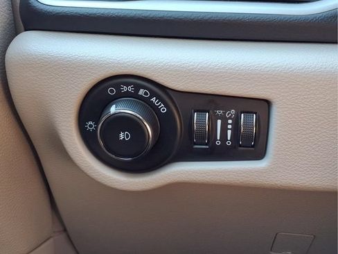 Used 2023 Chrysler Pacifica Touring-L FWD image 12