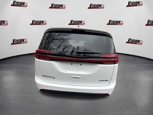 Used 2024 Chrysler Pacifica Limited w/ S Appearance Package image 6