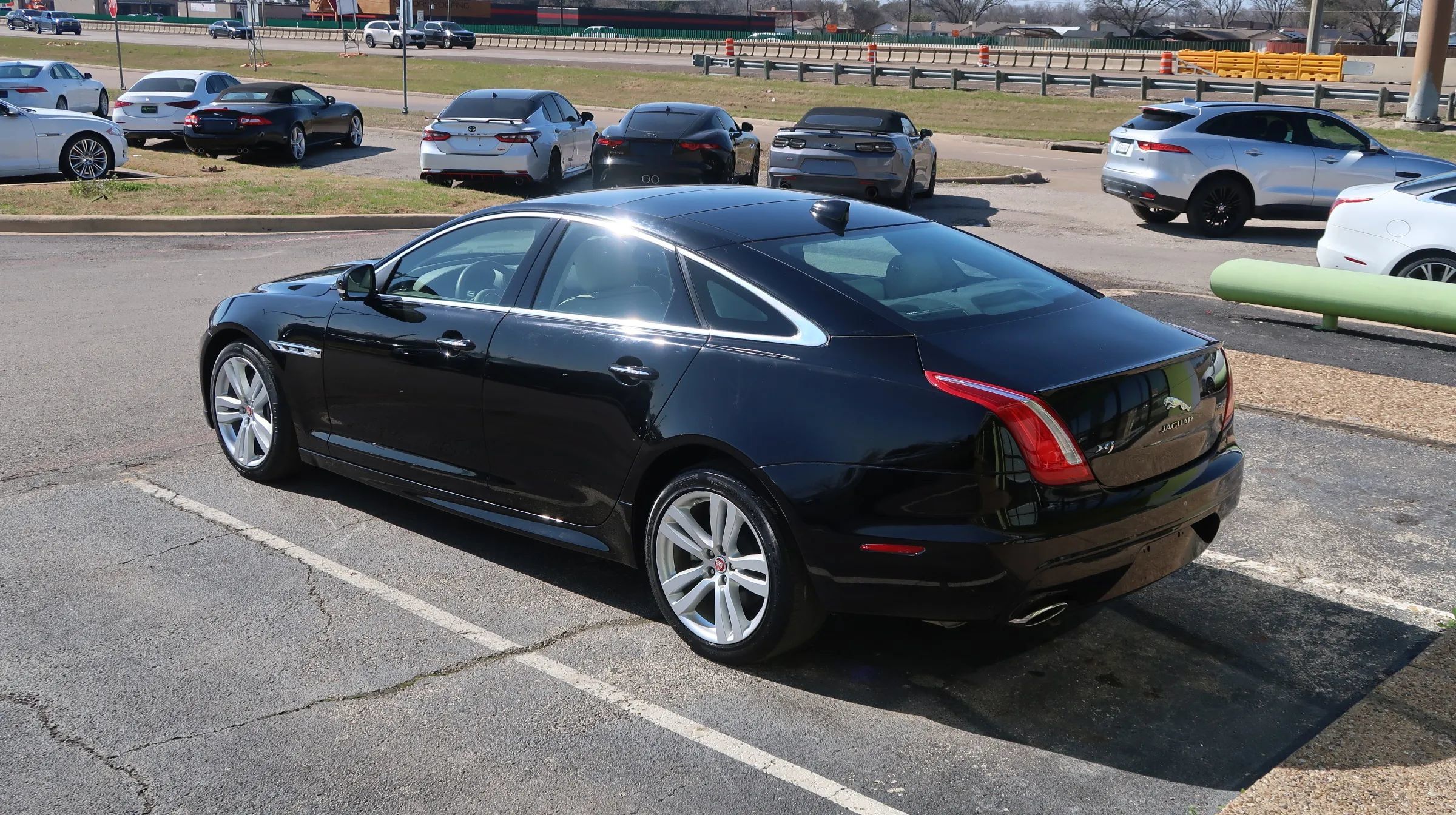 Used 2017 Jaguar XJ R-Sport RWD image 11