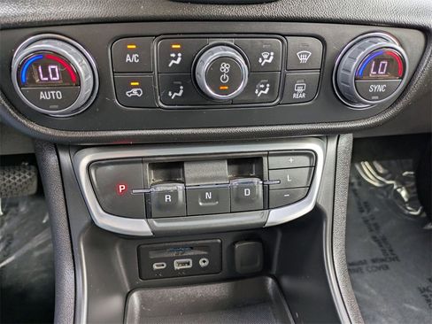 Used 2024 GMC Terrain SLT image 24