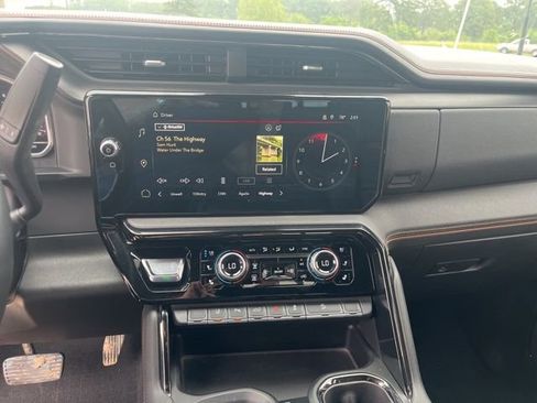 Used 2024 GMC Sierra 2500 AT4 w/ Technology Package AWD/4WD image 11