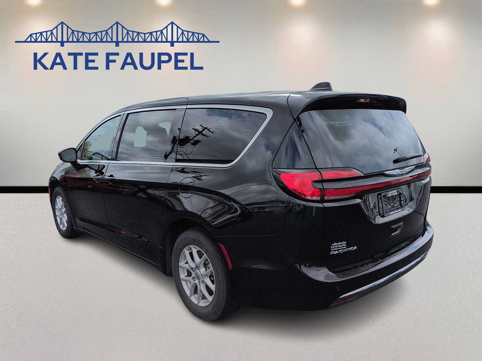 Used 2024 Chrysler Pacifica Touring-L FWD image 5