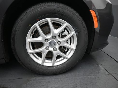 Used 2023 Chrysler Pacifica Touring-L FWD image 11