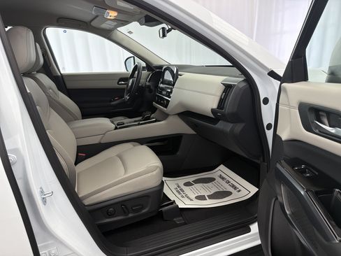 Used 2025 Nissan Pathfinder SL AWD/4WD image 10