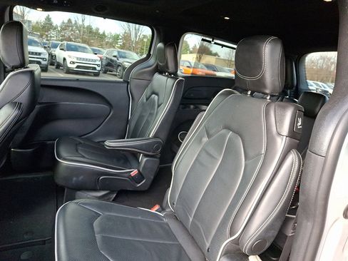Used 2025 Chrysler Pacifica Limited image 19