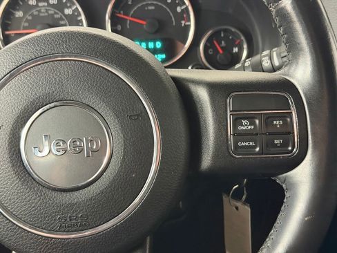 Used 2015 Jeep Wrangler Unlimited Rubicon w/ Connectivity Group AWD/4WD image 13