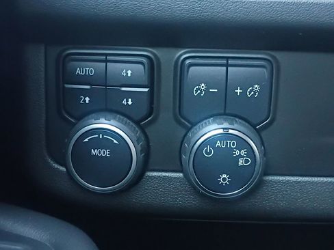 Used 2022 Chevrolet Tahoe Z71 w/ Luxury Package image 12