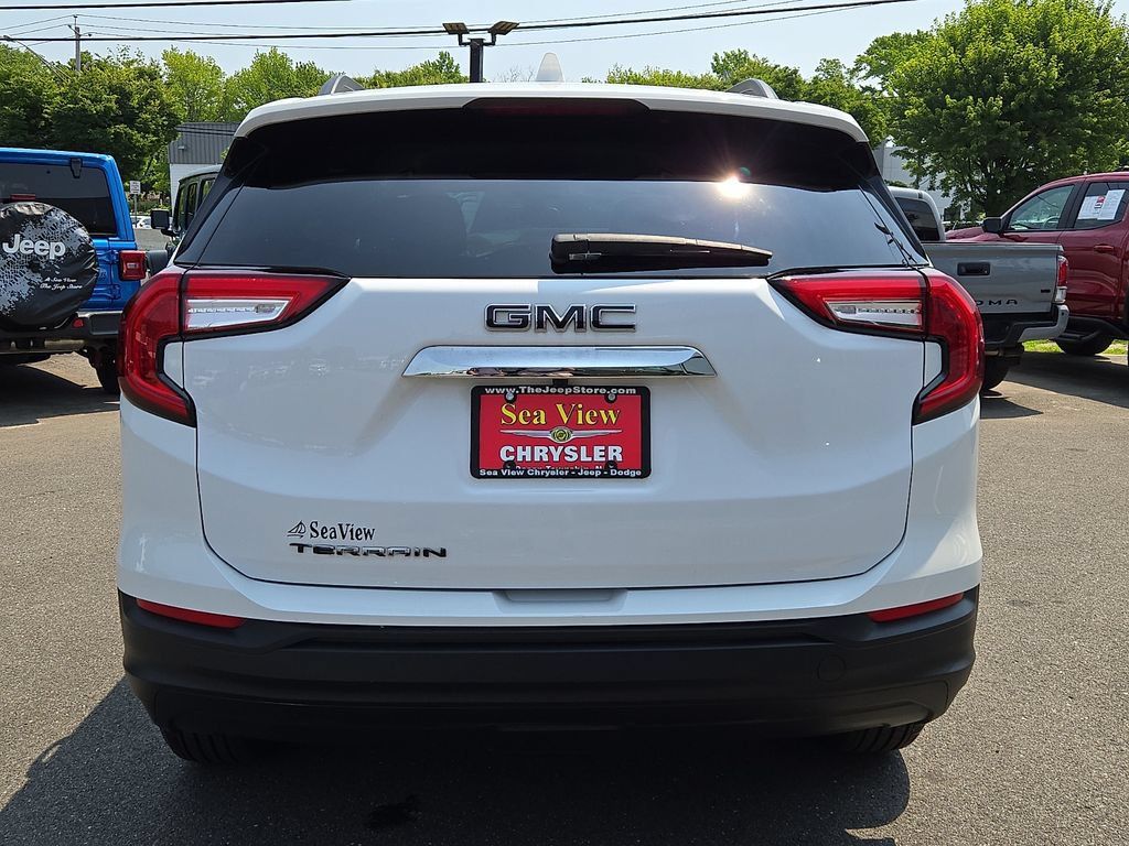 Used 2024 GMC Terrain SLE w/ Driver Convenience Package FWD image 5