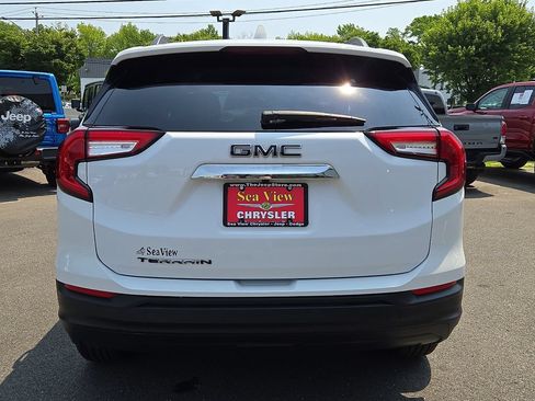 Used 2024 GMC Terrain SLE w/ Driver Convenience Package FWD image 5