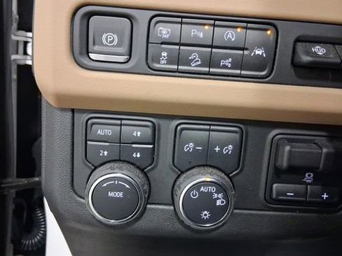 Used 2024 Chevrolet Suburban Premier w/ Advanced Technology Package image 32