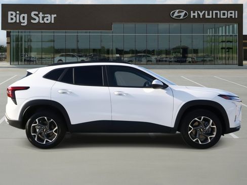 Used 2025 Chevrolet Trax LT w/ LT Convenience Package image 5