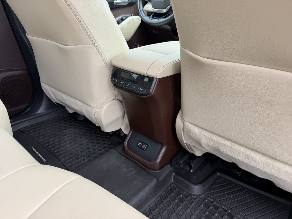 Used 2020 Toyota Highlander XLE AWD/4WD image 21