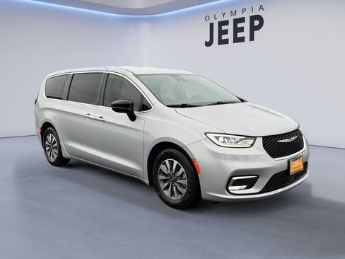 Certified 2024 Chrysler Pacifica Select image 8