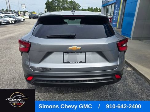 Used 2024 Chevrolet Trax LS w/ Driver Confidence Package FWD image 4
