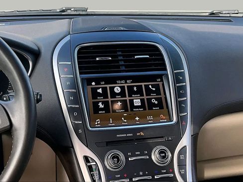 Used 2017 Lincoln MKX Reserve w/ Driver Assistance Package FWD image 11