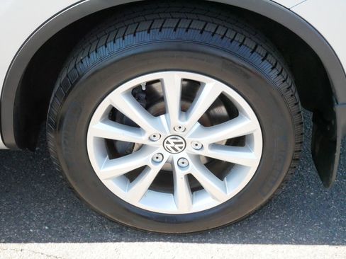 Used 2014 Volkswagen Touareg Sport image 16