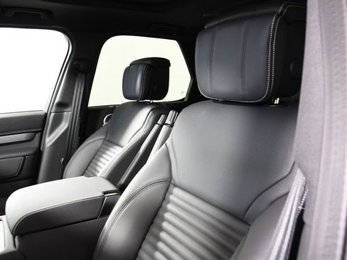 Used 2025 Land Rover Discovery Dynamic SE image 16