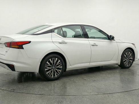 Used 2025 Nissan Altima 2.5 SV FWD image 9