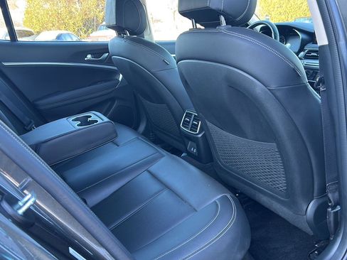 Used 2025 Genesis G70 2.5T image 14